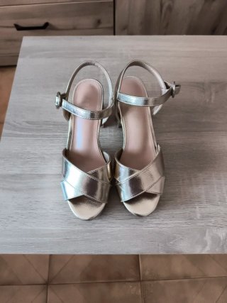 Sandalias doradas tacón solo un uso