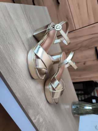 Sandalias doradas tacón solo un uso