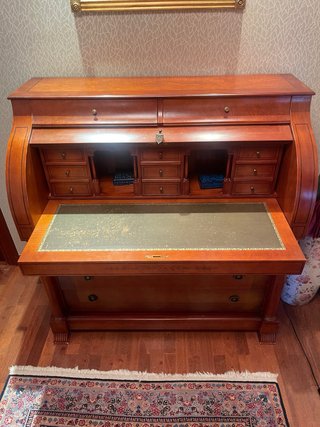 Escritorio de madera con cajones