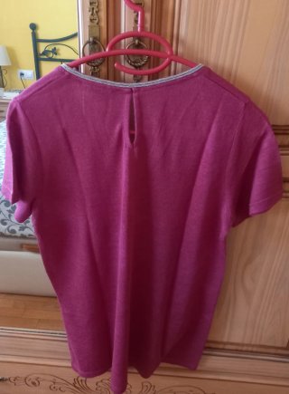 Camiseta Cortefiel fucsia con detalles plateados