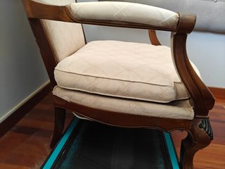 Sillón antiguo madera y tela beige