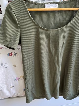 Camiseta Mango verde oliva acanalada