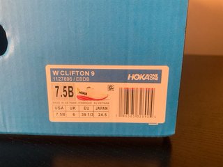Hoka Clifton 9 Blanca/Fucsia