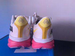 Hoka Clifton 9 Blanca/Fucsia