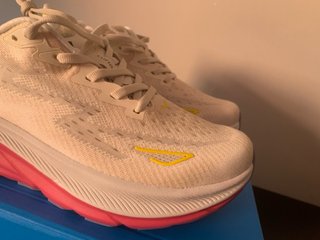 Hoka Clifton 9 Blanca/Fucsia