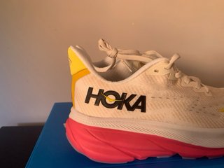 Hoka Clifton 9 Blanca/Fucsia