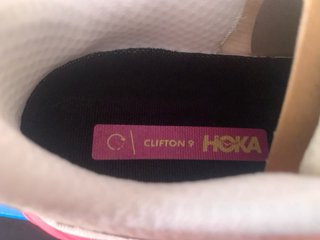 Hoka Clifton 9 Blanca/Fucsia