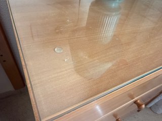 Cómoda y mesitas de noche de madera clara