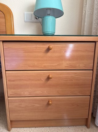 Cómoda y mesitas de noche de madera clara
