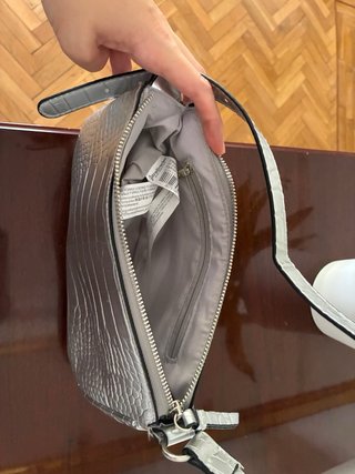 Bolso plateado efecto piel Stradivarius