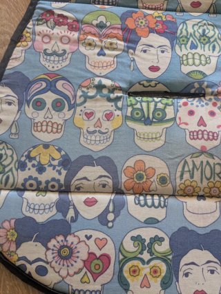 Colchoneta silla paseo calaveras y monstruitos