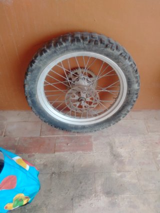 Rueda de moto de cross con disco