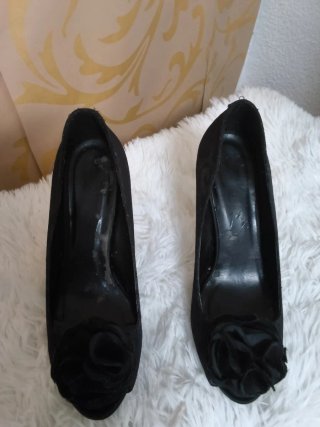 Zapatos de tacón negros con flor