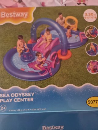 Piscina infantil con tobogán. Sólo usada una vez.