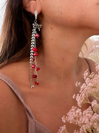 Pendientes largos con cuentas rojas y plateados