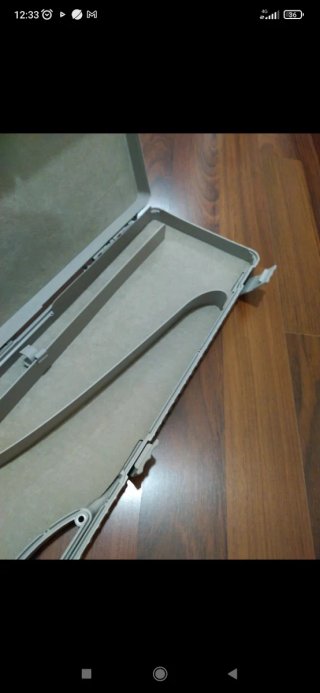 Se vende maletin de platico de la marca benelli