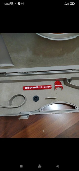 Se vende maletin de platico de la marca benelli