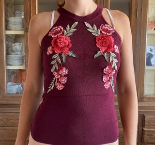 Top tirantes granate flores bordadas