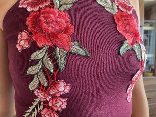 Top tirantes granate flores bordadas