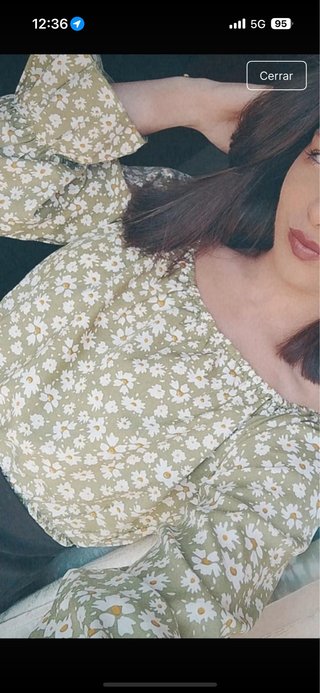 Camisa verde con estampado floral blanco