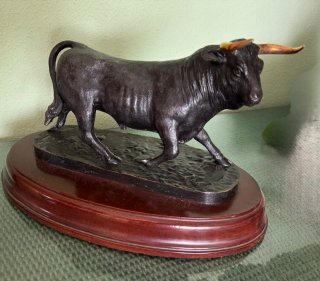 Figura de bronce toro