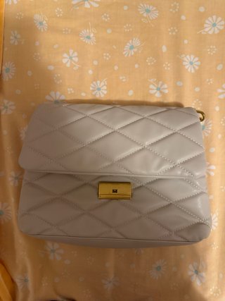 Bolso acolchado beige con cadena dorada