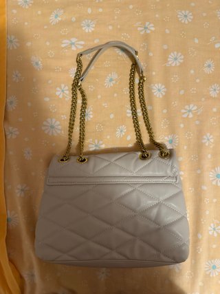 Bolso acolchado beige con cadena dorada