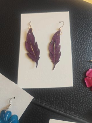 Pendientes pluma morada