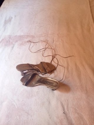 Zapatos de tacón dorados con cordones