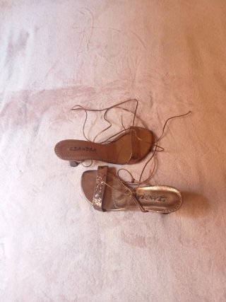 Zapatos de tacón dorados con cordones