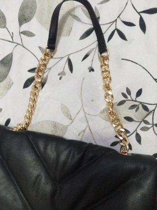 Bolso de hombro negro con cadena dorada