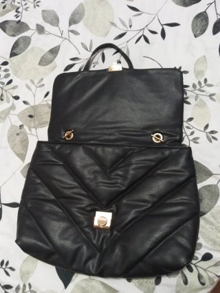 Bolso de hombro negro con cadena dorada