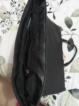 Bolso de hombro negro con cadena dorada