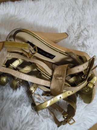 Sandalias de tacón doradas con tiras