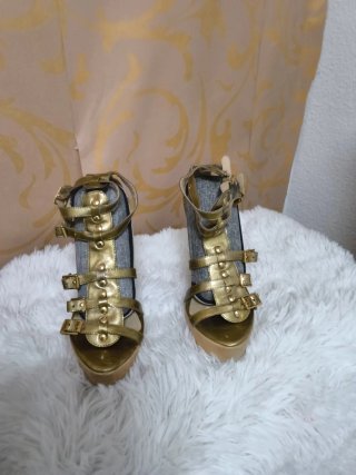 Sandalias de tacón doradas con tiras