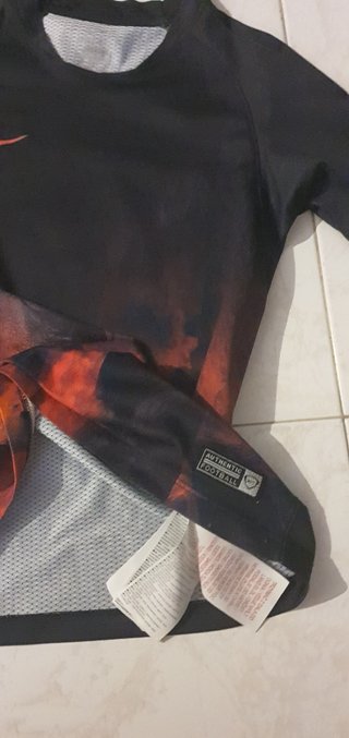 Camiseta Nike Dri-Fit Negra y Roja Talla S NIÑO
