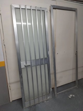 Puerta de aluminio para patio