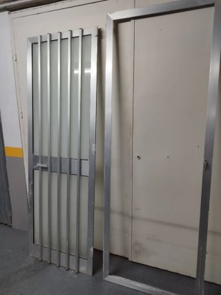 Puerta de aluminio para patio