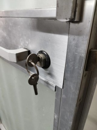Puerta de aluminio para patio