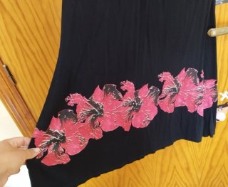 Vestido negro con estampado floral rosa