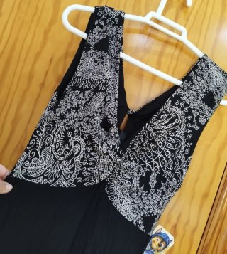 Vestido negro con estampado floral rosa