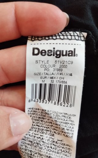 Vestido negro con estampado floral rosa