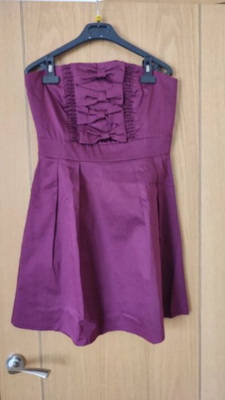 Vestido palabra de honor morado con lazos