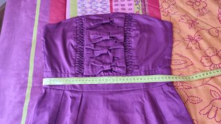 Vestido palabra de honor morado con lazos
