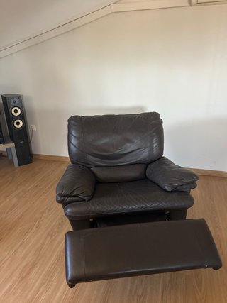 Sillón de piel con reposapiés