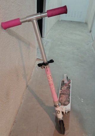 Patinete infantil rosa y blanco