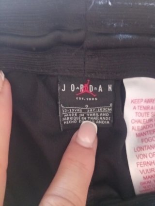 Bermudas deportivas Jordan negras y rojas