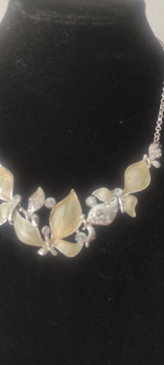 Collar plateado y esmalte beige. Pedrería