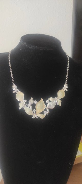 Collar plateado y esmalte beige. Pedrería