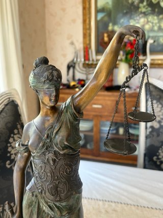 Escultura de bronce Themis siglo XX
